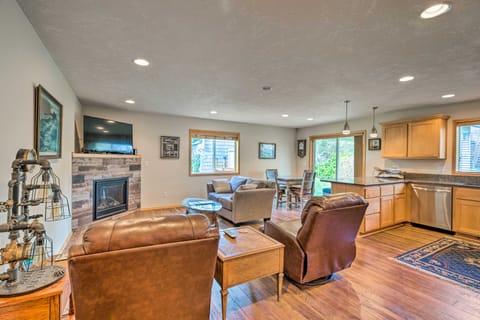 Hammond Home 2 Blocks to Marina & Columbia River! House in Hammond