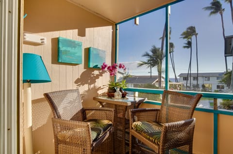 Lanai & Community Pool Access: Sunny Central Condo Apartment in Holualoa