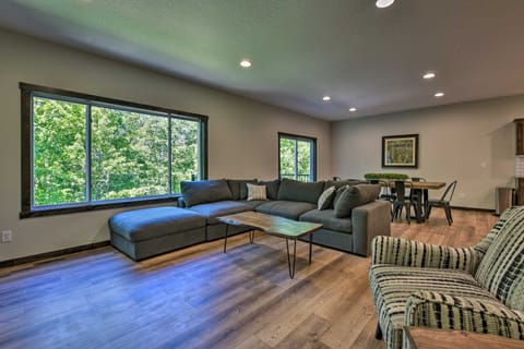 Modern Nisswa Escape w/ Deck: Walk to Gull Lake! Apartment in Lake Shore