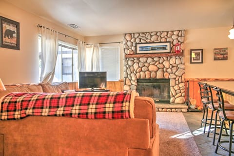 Serene Cabin w/ Hot Tub < 1 Mi to Bear Mountain! House in Big Bear