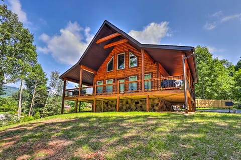 Sevierville Cabin: Deck w/ Foosball & Hot Tub! House in Sevier County