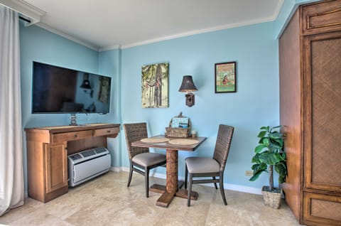 Luana Waikiki Gem w/ Parking - Blocks to Beaches! Apartment in McCully-Moiliili