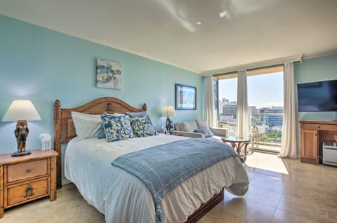 Luana Waikiki Gem w/ Parking - Blocks to Beaches! Apartment in McCully-Moiliili