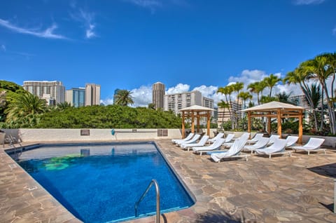 Luana Waikiki Gem w/ Parking - Blocks to Beaches! Apartment in McCully-Moiliili