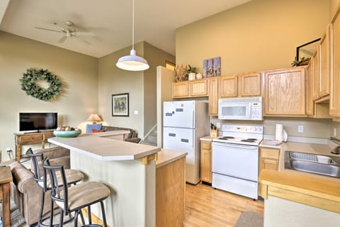 Silverthorne Gem w/ Community Perks: 11 Mi to Ski! Apartment in Wildernest