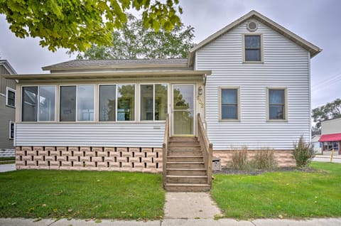All-Season Grand Haven Getaway with Deck! House in Grand Haven