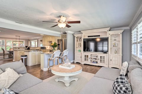 Poolside Paradise w/ Tropical Hut in Palm Beach House in Palm Beach Gardens