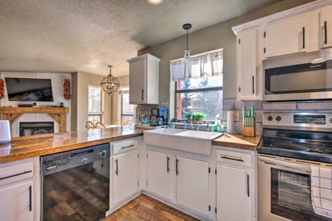 Modern Mountain Retreat w/ Views: Ski, Golf & Hike Apartment in Angel Fire