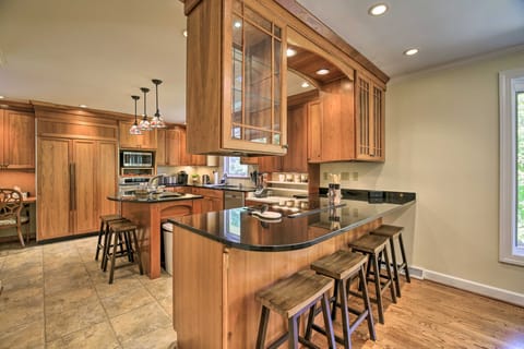 Easy Hiking & Sightseeing! Kingsport Home w/ Deck House in Kingsport