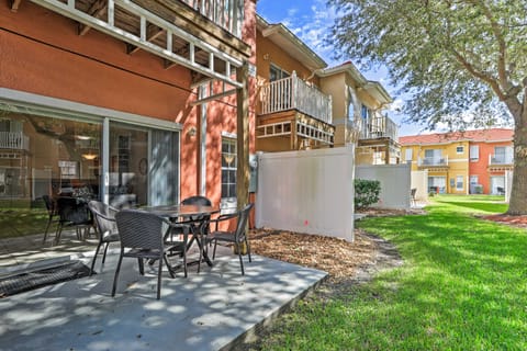 8 Mi to Disney: Lake Berkley Retreat w/ Patio! Apartment in Kissimmee