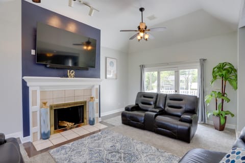 Spacious Refuge w/ Private Pool & Outdoor Bar! House in Lake Erie