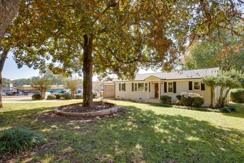 Contemporary Athens Home < 2 Miles to UGA! House in Athens