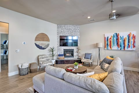 Lavish 3 BR La Quinta Oasis < 2 Mi to Old Town House in La Quinta