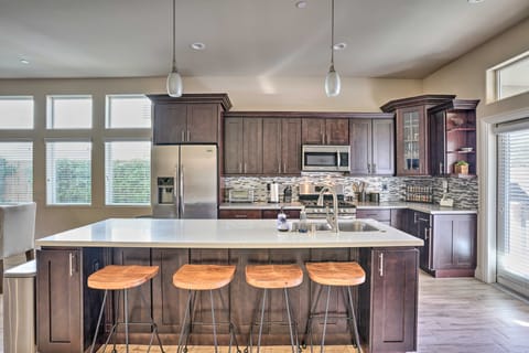 Lavish 3 BR La Quinta Oasis < 2 Mi to Old Town House in La Quinta