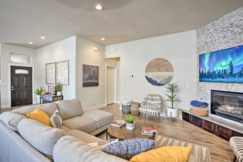 Lavish 3 BR La Quinta Oasis < 2 Mi to Old Town House in La Quinta