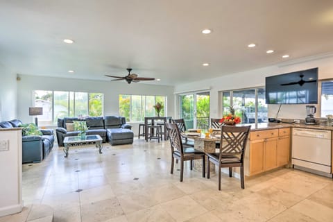 Elegant Oceanfront Villa w/ Lanai + Bar! House in Makaha