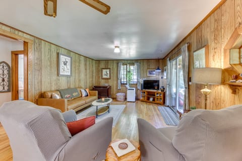Charming Parsons Cabin w/ Grill on the Cheat River House in Shenandoah Valley
