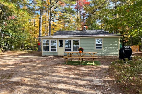 Lake Ivanhoe Family Escape w/ Fire Pit! Cottage in Wakefield