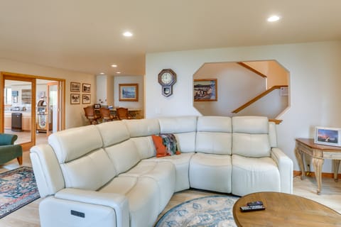 Deck & Beach Access: Lake Tahoe Shoreside Retreat! House in Round Hill Village