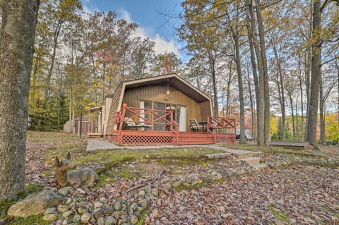 < 3 Mi to Higgins Lake: Roscommon Cabin w/ Deck House in Michigan
