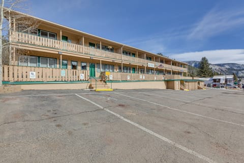 Walkable Location! Mtn-View Condo in Red River Apartment in Red River