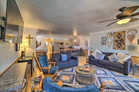 Walkable Location! Mtn-View Condo in Red River Apartment in Red River