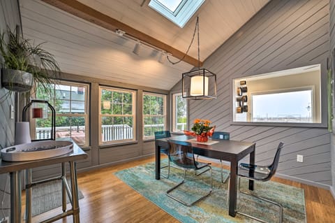 Chic Manistee Cottage: Steps to Lake Michigan! Cottage in Manistee