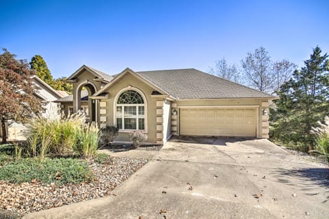 Home w/ Deck Near Lake Avalon, Boat Ramp + Golf! House in Bella Vista