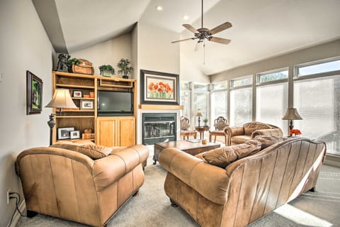 Home w/ Deck Near Lake Avalon, Boat Ramp + Golf! House in Bella Vista