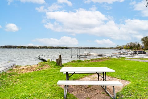 Twin Lakes Cottage: Walk to Elizabeth Lake! Cottage in Twin Lakes