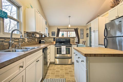 Lake Michigan Gem < Half-Mi to Private Beach! House in Wisconsin