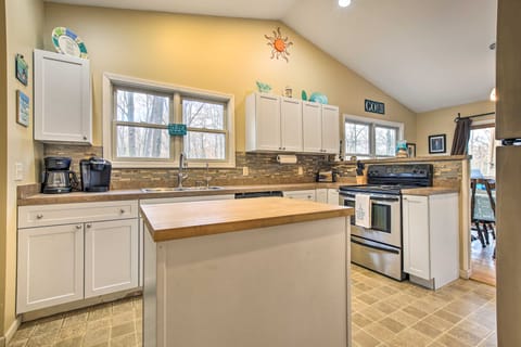 Lake Michigan Gem < Half-Mi to Private Beach! House in Wisconsin