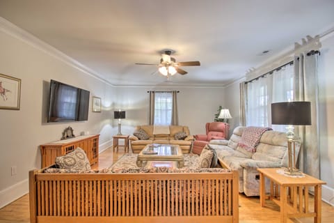 2 Mi to Lake Hartwell: Charming Southern Cottage House in Lake Hartwell