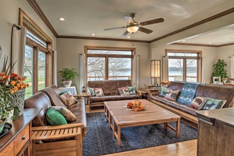 Peaceful Clinton Retreat w/ Lakefront Views! Apartment in South Dakota