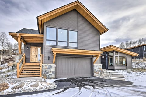 13 Mi to Slopes! Silverthorne Home w/ Pool Access House in Summit County