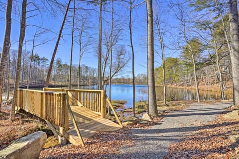 Lakefront Cabin w/ Deck, Fire Pit in Trenton! House in Alabama