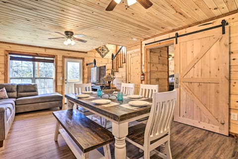 Lakefront Cabin w/ Deck, Fire Pit in Trenton! House in Alabama