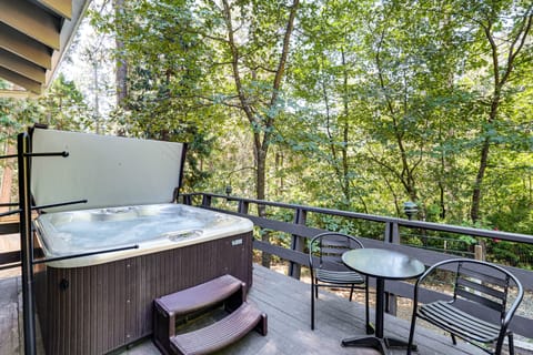 Arnold Family Cabin w/ Hot Tub, Arcade & Deck House in Arnold