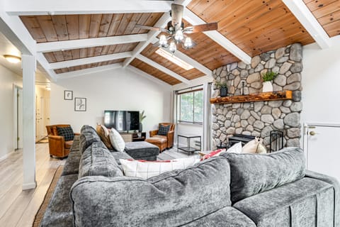 Arnold Family Cabin w/ Hot Tub, Arcade & Deck House in Arnold