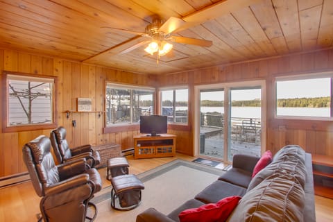 Charming Lakefront Cabin w/ Deck & Fire Pit! House in Washington