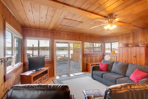 Charming Lakefront Cabin w/ Deck & Fire Pit! House in Washington