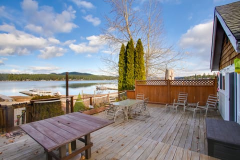Charming Lakefront Cabin w/ Deck & Fire Pit! House in Washington