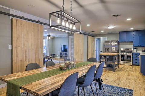 Swim, Relax & Grill! 'Howdy Haus' Near Main Street House in Fredericksburg