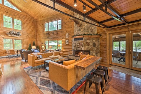 Near Winter Sports: Rapid City Group Retreat House in Michigan