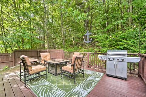 Rustic Adirondacks Home w/ Hot Tub & Lake Access! House in Capital District, NY, USA