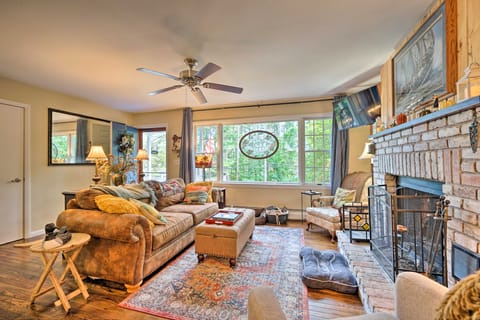 Rustic Adirondacks Home w/ Hot Tub & Lake Access! House in Capital District, NY, USA