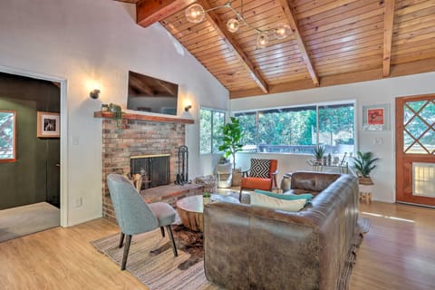 Modern & Unique Cabin with Deck by Lake Gregory! House in Crestline