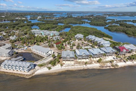 Walkable Beachfront Retreat on Cedar Key! Apartment in Cedar Key