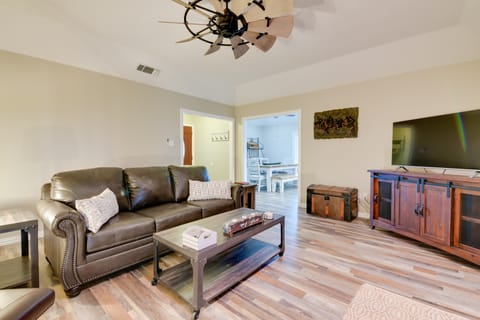 'Leaping Toad Ranch' ~ 9 Mi to Lake Granbury! House in Granbury