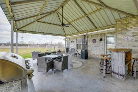 'Leaping Toad Ranch' ~ 9 Mi to Lake Granbury! House in Granbury